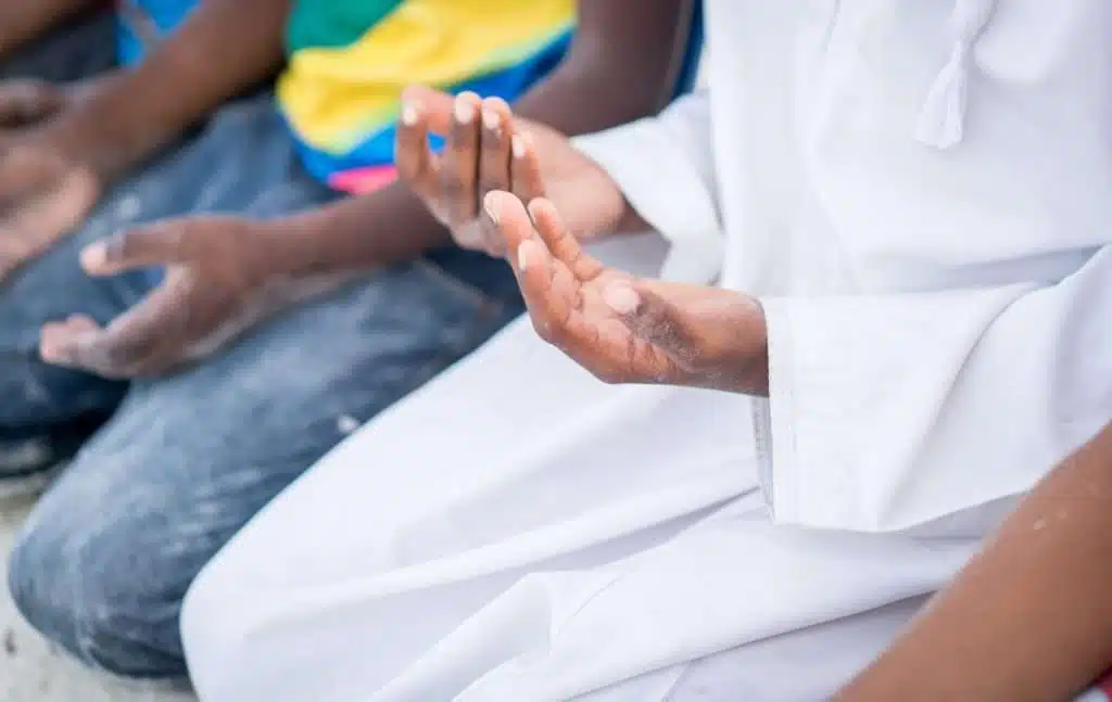 kids praying together